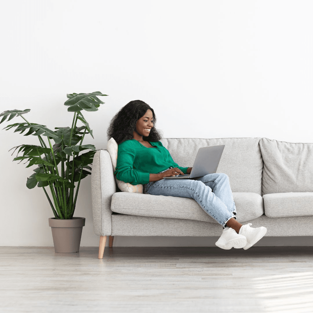 Lojista a gerir a sua loja MeuCatálogo relaxada no sofá